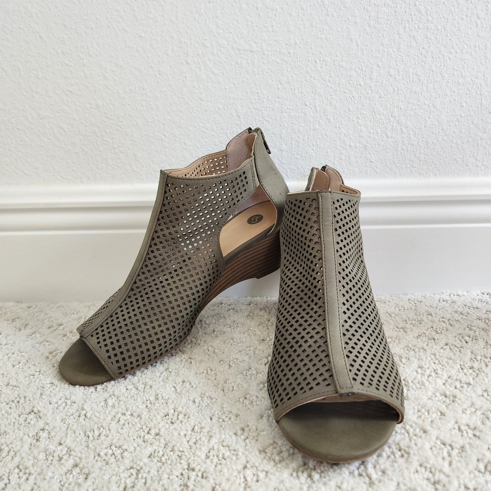 Women's size 8 Olive Green Peep Toe Wedge Sandals 2 inch heel